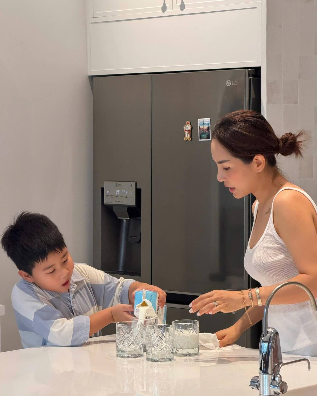 Con trai út của ca sĩ, bé Hippo, bảy tuổi (trái). Vợ chồng ca sĩ ví cậu như "cục sạc" năng lượng cho cả nhà vì luôn tươi cười, trò chuyện với chị gái, bố mẹ. Con trai đầu, Tê Giác, 19 tuổi, hiện du học ở Australia.