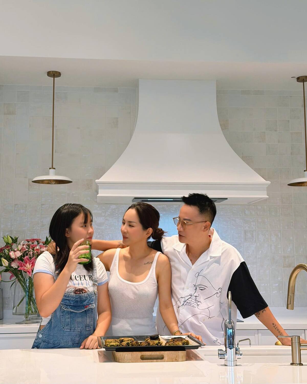 Hoàng Bách nói khi rảnh rỗi, anh phụ giúp bạn đời chuẩn bị nguyên liệu cho bữa cơm gia đình.