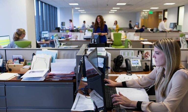 Nhân viên văn phòng mệt mỏi làm 'bảo mẫu bot AI'