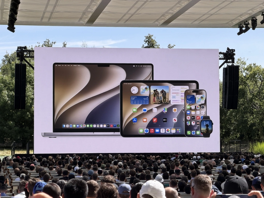Giao diện một số hệ điều hành 27 trên các thiết bị Apple được trình diễn trên sân khấu. Ảnh: Tuấn Hưng