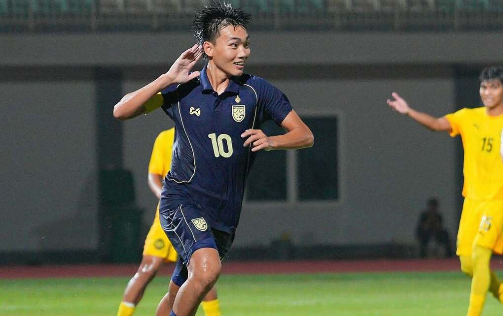 Tiền đạo Kongsri sút phạt đền thành công giúp Thái Lan thắng Malaysia 3-2 ở lượt cuối bảng B giải U19 Đông Nam Á 2026 tối 8/6 tại Deli Serdang, Indonesia. Ảnh: Changsuek