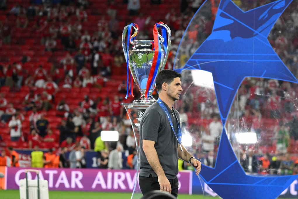 Mikel Arteta nhận HC á quân Champions League 2025-2026 sau khi Arsenal thua PSG ở chung kết trên loạt sút luân lưu (hòa 1-1 trong 90 phút và hiệp phụ) ngày 30/5/2026 ở sân Puskas Arena, Budapest, Hungary. Ảnh:LÉquipe