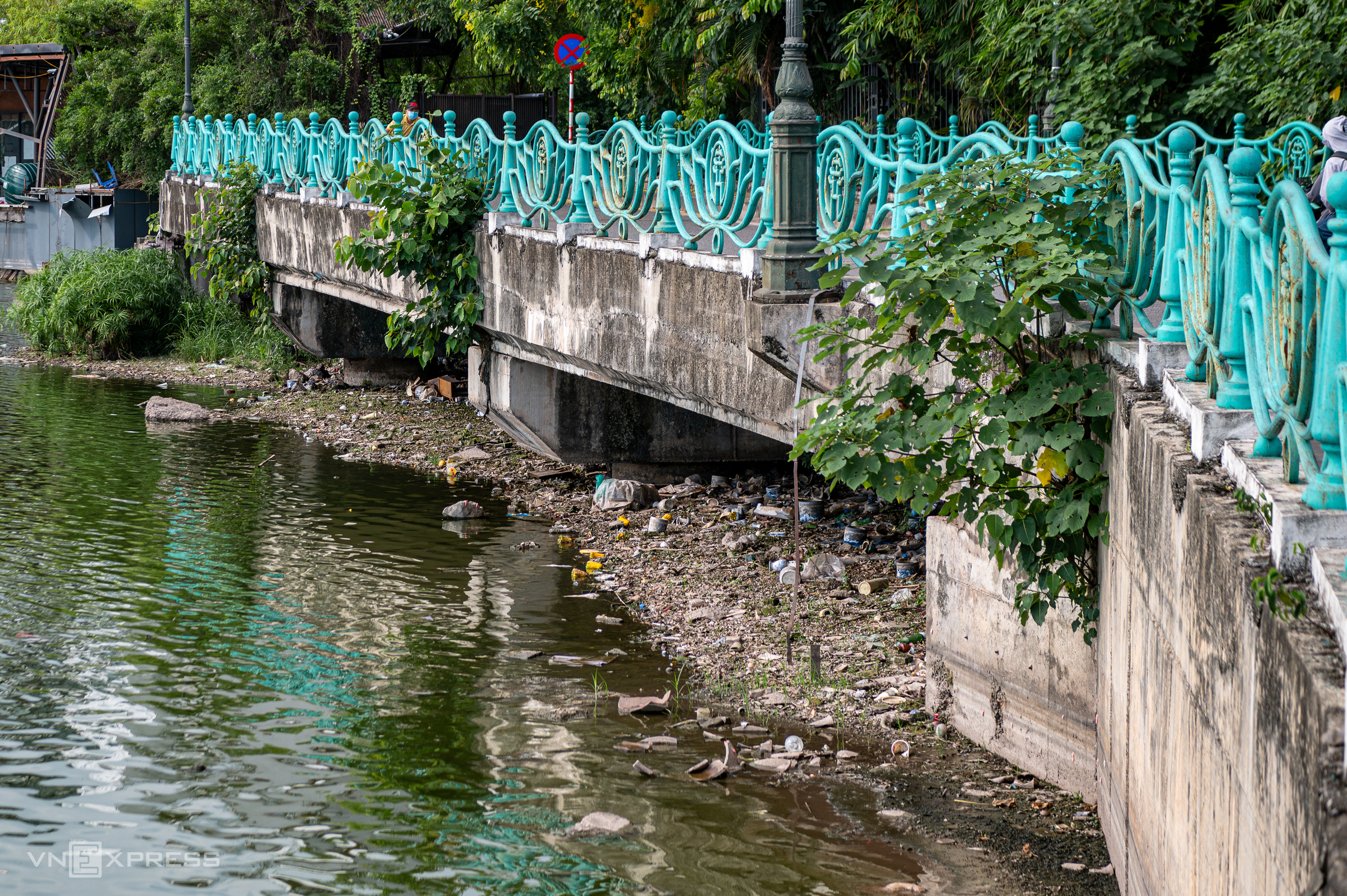 Theo phương án đề xuất, cầu cạn mở rộng về phía Hồ Tây được thiết kế theo hướng không làm giảm diện tích mặt nước, bảo đảm các yêu cầu về kỹ thuật, cảnh quan đô thị và bảo vệ môi trường. Tại các khu vực mở rộng cũng sẽ bổ sung hệ thống thu gom, ngăn chặn rác thải dưới lòng hồ. Hiện tại nhiều đoạn ven hồ, rác thải dạt vào bờ, nước chuyển màu đen, cá chết và phát sinh mùi hôi tanh, nhất là khi thời tiết thay đổi. Hồ Tây là hệ sinh thái đô thị đa dạng với 72 loài thực vật nổi, 47 loài tảo đáy, 37 loài động vật nổi, 29 loài động vật đáy, 12 loài giáp xác và 46 loài cá.
