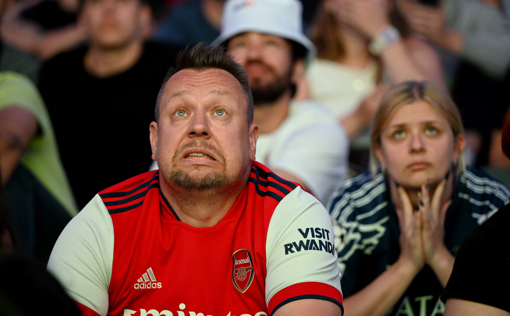 Một CĐV Arsenal với vẻ mặt lo lắng trên khán đài sân Puskas Arena, Budapest, Hungary trong trận chung kết Champions League 2025-2026 ngày 30/5/2026. Ảnh: Reuters