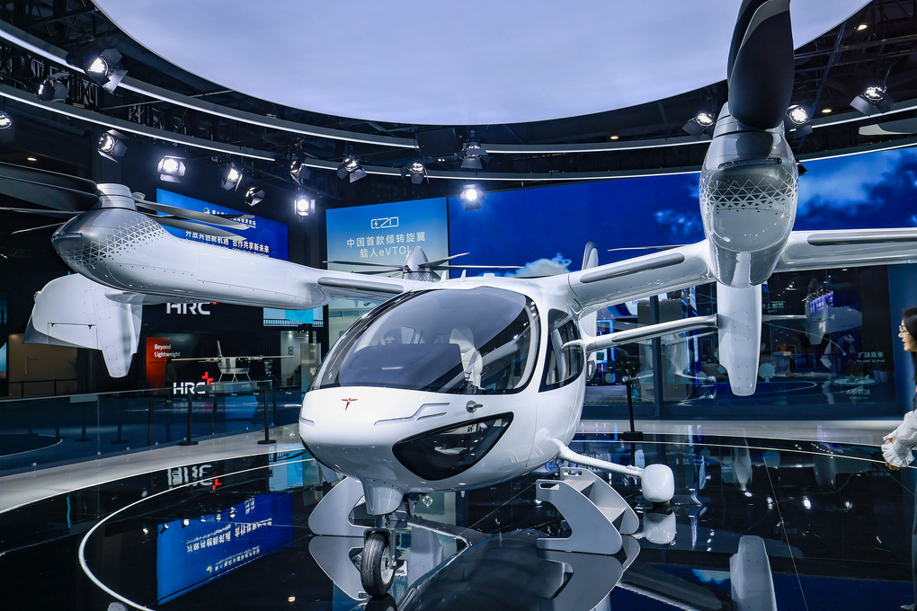 Máy bay eVTOL E20 của TCab Tech trưng bày tại Triển lãm Nhập khẩu Quốc tế Trung Quốc lần thứ 8 tại Thượng Hải ngày 7/11/2025. Ảnh: VCG