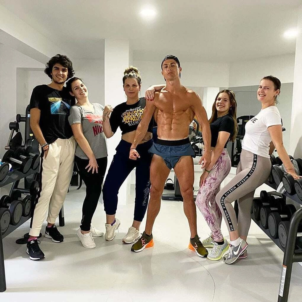 Ronaldo chụp cùng chị cả Elma (thứ ba từ trái sang) và chị hai Katia (ngoài cùng bên phải) tại phòng tập cá nhân của anh năm 2020.