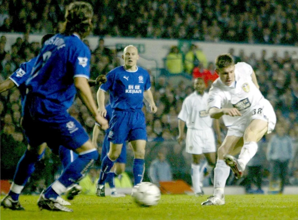 James Milner ghi bàn gỡ hòa 1-1 cho Leeds trước Everton tại sân Elland Road vào ngày 13/4/2004. Ảnh: Reuters
