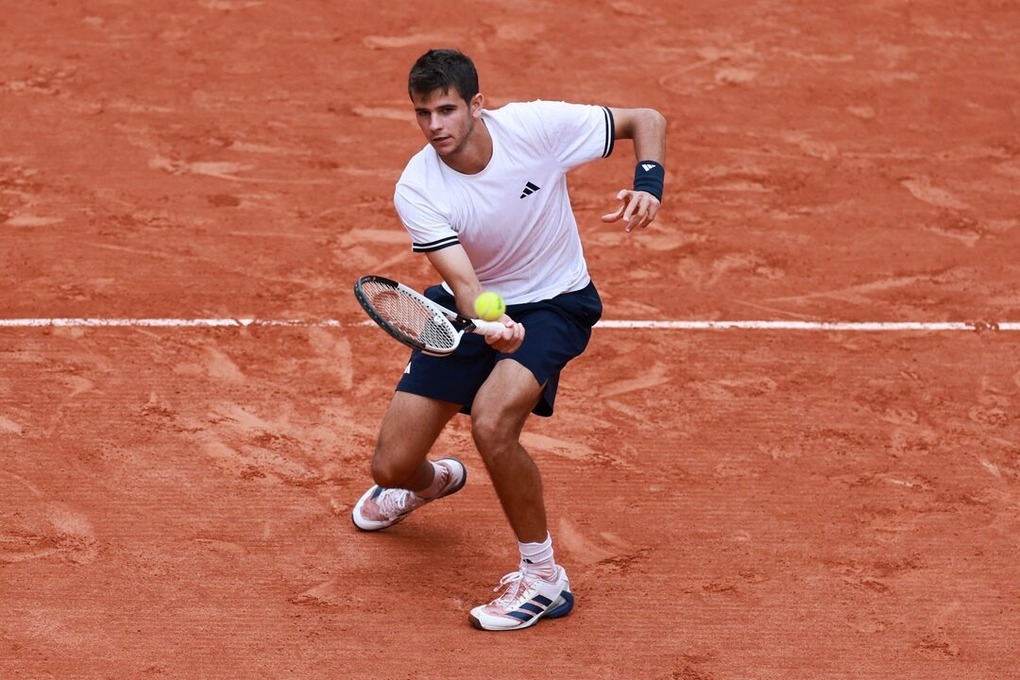 Jodar trong trận gặp Carreno Busta ở vòng bốn Roland Garros, trên sân Suzanne Lenglen, Paris, Pháp hôm 31/5. Ảnh: Reuters