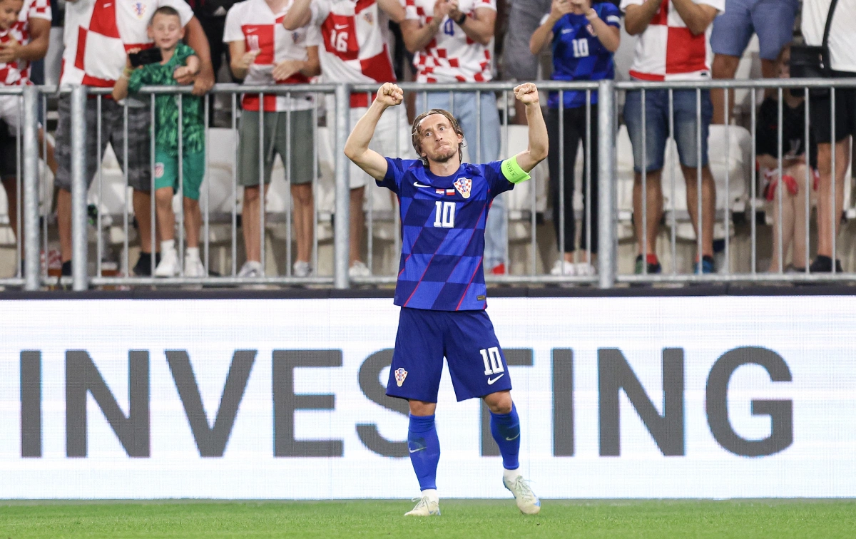 Tiền vệ Luka Modric (Croatia), 40 tuổi Cầu thủ vĩ đại nhất của Croatia đã giúp ĐTQG trở thành á quân World Cup 2018 và giành HC đồng 2022. Ở kỳ World Cup thứ năm, Quả bóng vàng 2018 vẫn là trụ cột và đang hướng đến cột mốc 200 trận cấp đội tuyển.
