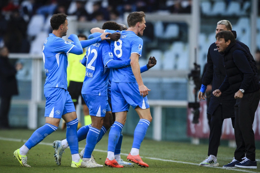 HLV Conte chia vui với McTominay và các học trò trong trận Napoli làm khách của Torino, thành phố Turin, Italy ở Serie A ngày 1/12/2024. Ảnh: AFP