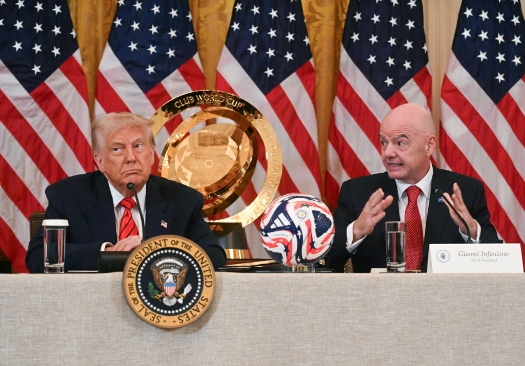 Tổng thống Mỹ Donald Trump (trái) và Chủ tịch FIFA Gianni Infantino tại Nhà Trắng ngày 6/5/2024. Ảnh: AFP