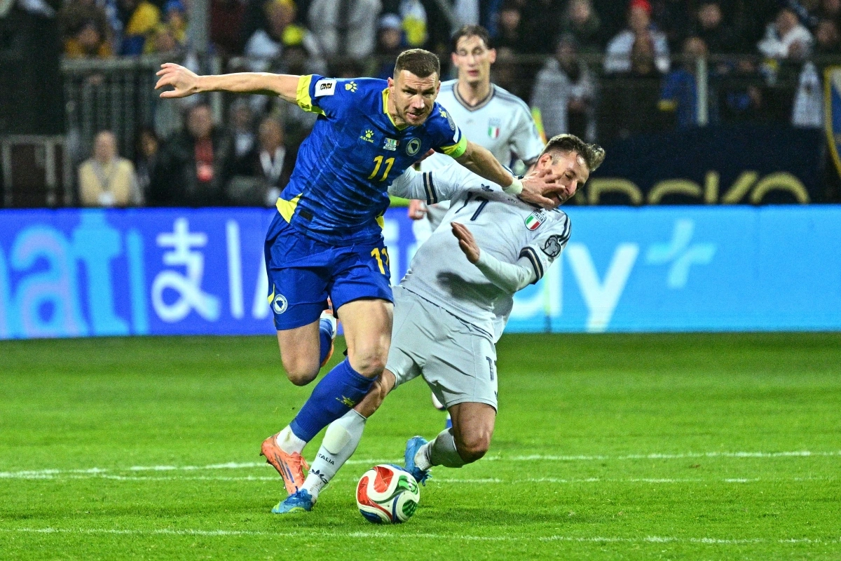Edin Dzeko (Bosnia & Herzegovina), 40 tuổi Sau khi lỡ hai kỳ World Cup gần nhất, Dzeko trở lại với tư cách cầu thủ ghi nhiều bàn nhất cho ĐTQG (73). Tiền đạo sinh năm 1986 vẫn là biểu tượng đầy sức hút với tinh thần chiến đấu thách thức mọi khó khăn. Sau khi loại Italy ở play-off khu vực châu Âu, Dzeko và các đồng đội tự tin tiếp tục tạo nên bất ngờ.