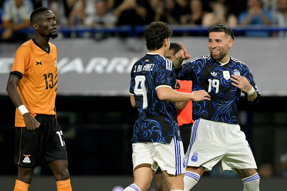 Nicolas Otamendi (Argentina), 38 tuổi Ở kỳ World Cup thứ tư và cuối cùng trong sự nghiệp, cựu cầu thủ Man City tiếp tục là trụ cột ở hàng thủ nhà đương kim vô địch, với tinh thần chiến đấu mạnh mẽ đã định hình phong cách. Otamendi sẽ vắng mặt ở trận ra quân gặp Algeria vào ngày 16/6 do án treo giò từ vòng loại. Anh đã nhận 5 thẻ vàng tại World Cup, và ít hơn hai thẻ so với "kỷ lục". của đàn anh đã giải nghệ Javier Mascherano.