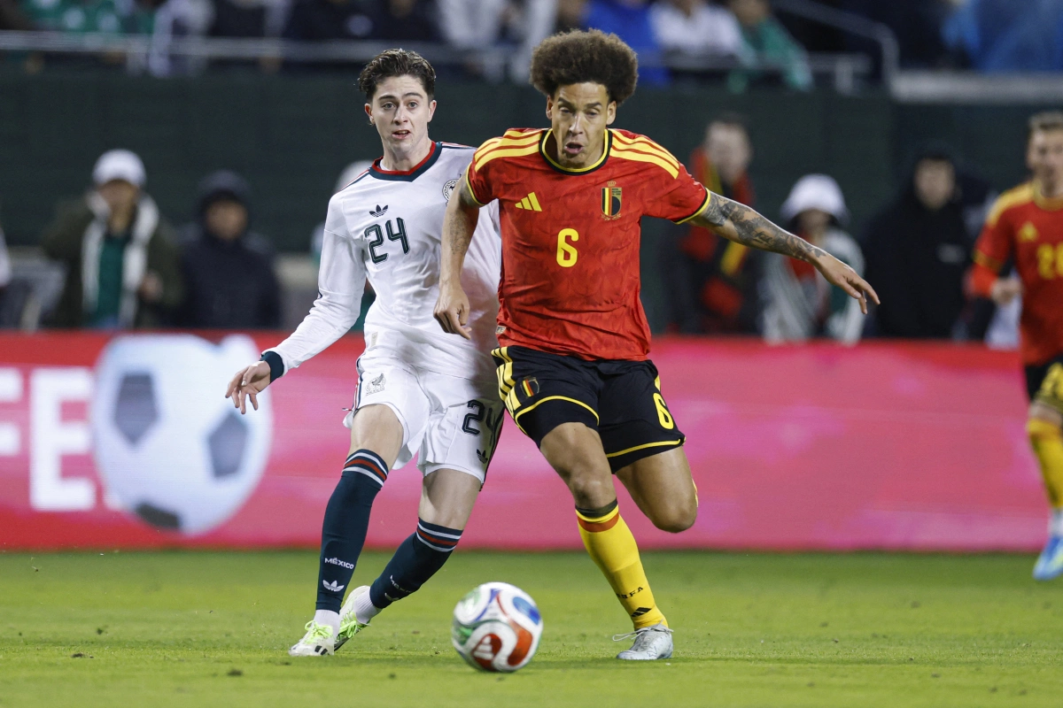 Axel Witsel (Bỉ - áo đỏ), 37 tuổi Tiền vệ sinh năm 1989 từng ngừng thi đấu quốc tế một thời gian trước khi chấp nhận lời triệu tập từ HLV Rudi Garcia cho hành trình dự World Cup 2026. Với kinh nghiệm ba lần dự giải, cựu cầu thủ Dortmund và Atletico Madrid là sự bổ trợ cần thiết cho tuyến giữa bên cạnh các đàn em là Amadou Onana và Youri Tielemans.