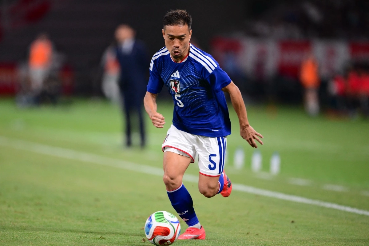 Hậu vệ Yuto Nagatomo (Nhật Bản), 39 tuổi Khi HLV Hajime Moriyasu xướng tên Nagatomo vào đội hình dự World Cup, hậu vệ sinh năm 1986 đã không kìm được nước mắt. “Cây trường sinh” Nagatomo sở hữu kinh nghiệm và sự bền bỉ, với 11 năm chinh chiến tại châu Âu, dự 5 kỳ World Cup liên tiếp và chơi 145 trận cho tuyển Nhật Bản – chỉ còn kém người dẫn đầu Yasuhito Endo 7 trận.