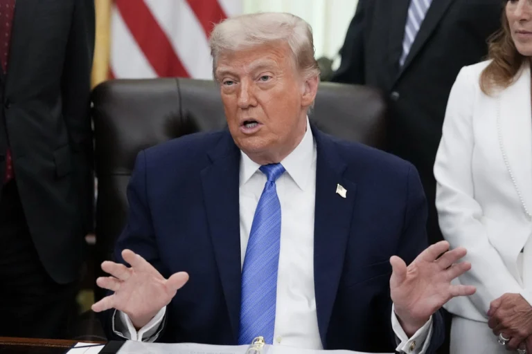 Ông Trump dọa áp thuế nhập khẩu 100% với nhiều nước
