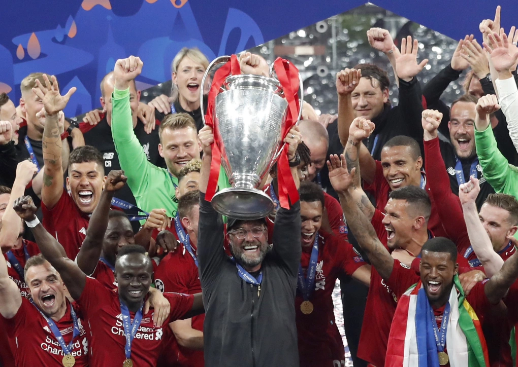 HLV Jurgen Klopp nâng cao Cup vô địch Champions League cùng Liverpool trên sân Wanda Metropolitano ngày 1/6/2019. Ảnh: AP