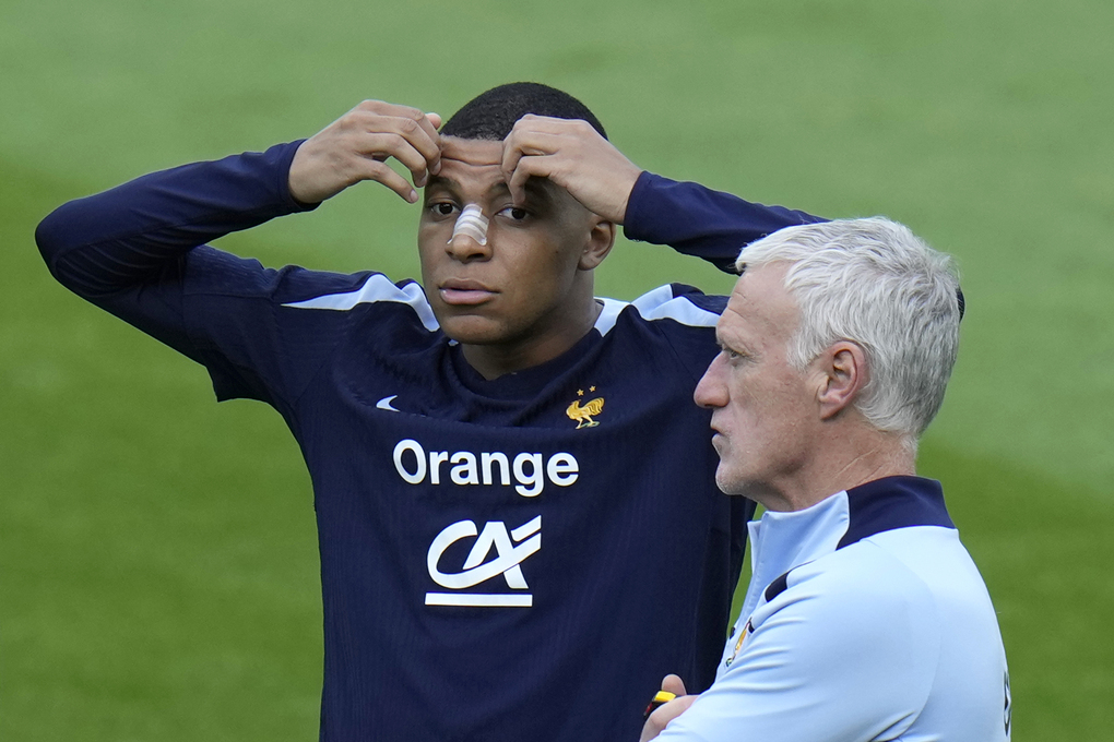Tiền đạo Kylian Mbappe trao đổi với HLV Didier Deschamps trên sân tập cùng tuyển Pháp tại Paderborn, Đức ngày 19/6/2024. Ảnh: AP