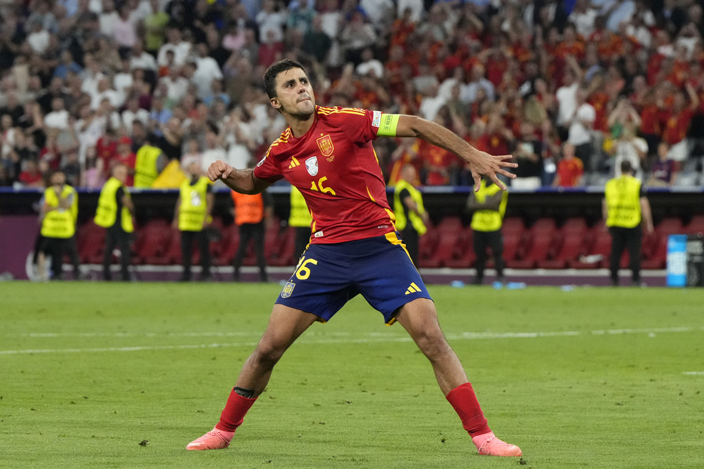 Tiền vệ Rodri mừng sau khi Tây Ban Nha hạ Pháp 2-1 ở bán kết Euro 2024 trên sân Allianz, Munich, Đức ngày 9/7. Ảnh: AP