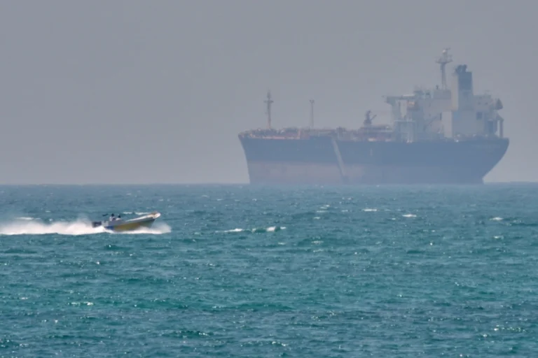 100 triệu thùng dầu đã qua được eo biển Hormuz