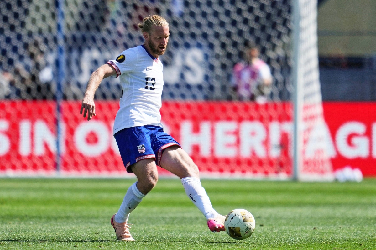 Tim Ream (Mỹ), 38 tuổi Khi hậu vệ sinh năm 1987 ra mắt ĐTQG năm 2010, ít ai ngờ rằng anh sẽ gắn bó 15 năm và được chọn làm đội trưởng tuyển Mỹ cho kỳ World Cup trên sân nhà. Với HLV Mauricio Pochettino, Ream như cánh tay nối dài của ban huấn luyện nhờ kinh nghiệm, khả năng lãnh đạo và xử lý áp lực trên sân.