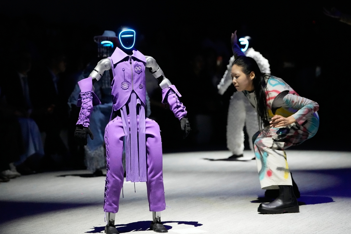 Sự kiện được tổ chức tại Công viên Robot Galaxy ở Seoul, với sự góp mặt của các robot bên cạnh người mẫu trong những bộ trang phục phối hợp ăn ý. Nơi này là khu phức hợp giải trí theo chủ đề robot, kết trí tuệ nhân tạo, văn hóa Kpop và các trò chơi tương tác. Ảnh: AP
