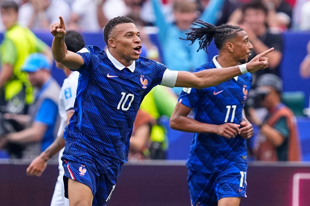Tiền đạo: Kylian Mbappe (Pháp) Mbappe tiếp tục chứng minh World Cup là sân khấu của bản thân. Anh lập cú đúp trước Senegal, lặp lại thành tích đó khi gặp Iraq và tiếp tục chơi nổi bật trước Na Uy với hai pha kiến tạo. Anh khép lại vòng bảng bằng cách ghi dấu giày vào sáu bàn thắng, tương tự Messi. Sau ba kỳ World Cup, tiền đạo Pháp đã ghi 16 bàn, cân bằng thành tích của Miroslav Klose. Theo nhà báo BBC Neil Johnston, Mbappe mới là cầu thủ hay nhất vòng bảng chứ không phải Messi.