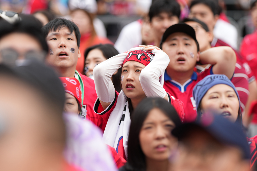 Cổ động viên Hàn Quốc thất vọng, sau trận thua Nam Phi 0-1 ở lượt cuối bảng A World Cup 2026 trên sân Moterrey ở Mexico, khi theo dõi ở một địa điểm ngoài trời tại Seoul, Hàn Quốc ngày 25/6/2026. Ảnh: AP