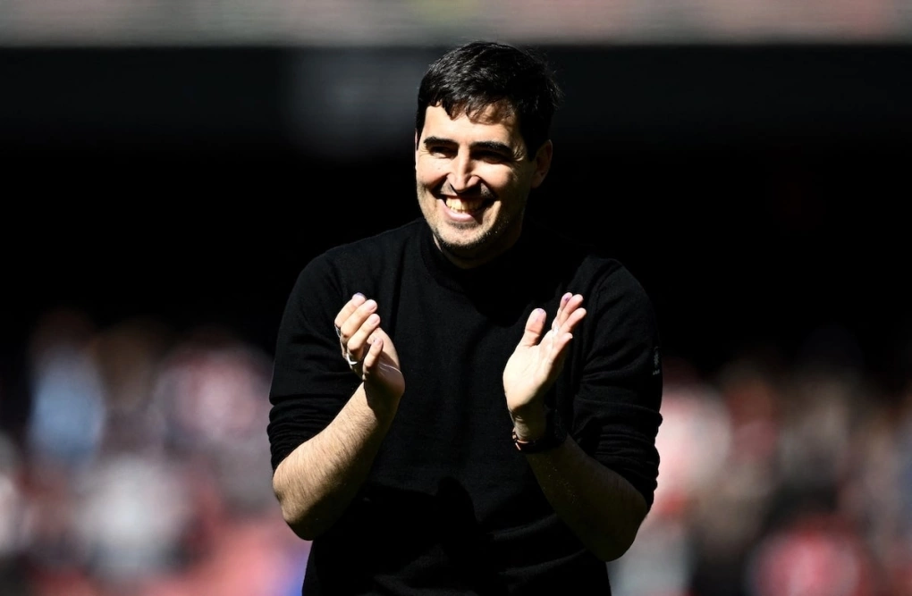 HLV Andoni Iraola vỗ tay cảm ơn CĐV Bournemouth sau trận gặp Arsenal trên sân Emirates, London, Anh ngày 11/4/2026. Ảnh: Reuters