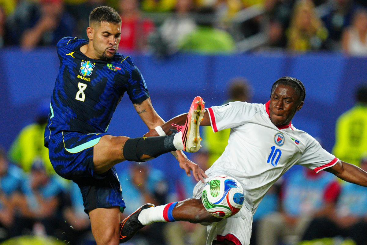 Tiền vệ: Bruno Guimaraes (Brazil) Guimaraes là đại diện duy nhất của Brazil trong đội hình. Anh nổi bật với khả năng đánh chặn và đọc tình huống, giúp đội nhà kiểm soát tuyến giữa trước lối chơi giàu thể lực của Haiti. Những pha cắt bóng và giữ vị trí hợp lý của tiền vệ này góp phần hạn chế đáng kể các đợt tấn công của đối thủ. Dù vậy, tiền vệ 28 tuổi không ghi bàn hay kiến tạo trong trận thắng 3-0 của Brazil.