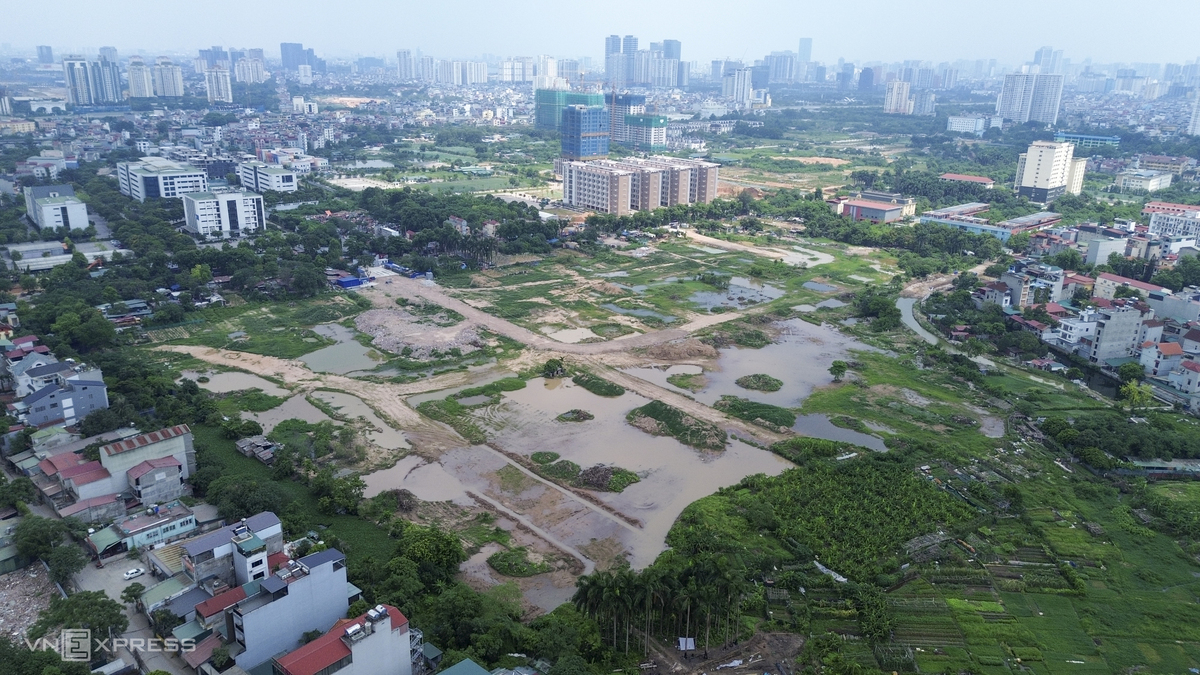 Trong khi đó, hồ điều hòa Chèm rộng 9 ha tại phường Đông Ngạc đã hoàn thành công tác giải phóng mặt bằng. Nhà thầu đang triển khai dựng hàng rào, tập kết máy móc và chuẩn bị bước vào giai đoạn đào hồ. Tại phường Thượng Cát, hồ điều hòa Liên Mạc 1 hiện vẫn trong quá trình giải phóng mặt bằng. Ở khu vực gần phố Mạc Xá, đơn vị thi công đã lắp đặt biển thông tin dự án và chuẩn bị mở rộng đường công vụ phục vụ phương tiện ra vào. Dự án dự kiến thu hồi hơn 18 ha đất, chủ yếu là đất nông nghiệp. Ngoài 7 hồ điều hòa, Hà Nội cũng đang triển khai nhiều dự án khẩn cấp nhằm nâng cao năng lực tiêu thoát nước và giảm ngập úng, như cải tạo kênh Thụy Phương, bổ cập nước cho sông Tô Lịch, cải tạo hạ lưu sông Kim Ngưu kết nối với Trạm bơm Yên Sở, nâng công suất các trạm bơm và xây dựng hệ thống cống dọc Đại lộ Thăng Long. Các công trình dự kiến hoàn thành trong quý II và quý III năm nay, trước cao điểm mùa mưa bão.