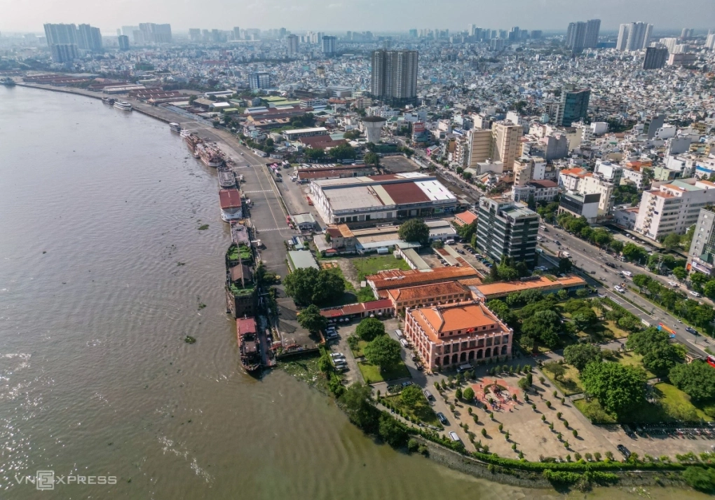 Khu vực cảng Nhà Rồng - Khánh Hội nằm dọc sông Sài Gòn sẽ được chỉnh trang, xây công viên, dành một phần diện tích để mở rộng đường Nguyễn Tất Thành cạnh bên. Ảnh: Quỳnh Trần