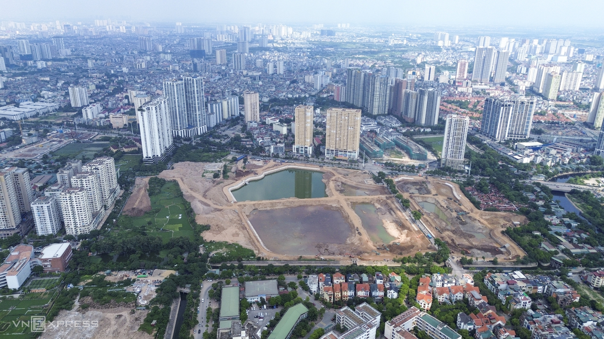 Cách đó hơn 2 km, hồ Mễ Trì (Đồng Bông 2), phường Đại Mỗ cũng đã hoàn tất việc đào hồ sau hơn 3 tháng thi công. Đại diện Ban Quản lý dự án đầu tư xây dựng công trình hạ tầng kỹ thuật và nông nghiệp Hà Nội cho biết tiến độ triển khai các hồ điều hòa thời gian gần đây được đẩy nhanh đáng kể. Nếu trước đây mỗi dự án thường mất 2-3 năm để hoàn thành, nhiều công trình hiện nay chỉ mất vài tháng để hoàn thành các hạng mục chính và phát huy hiệu quả tiêu thoát nước.