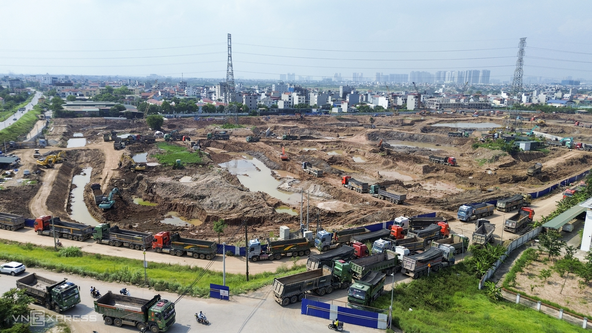 Hàng trăm máy móc và xe ben được huy động thi công tại hồ điều hòa Mễ Trì. Trong giai đoạn cao điểm, lượng phương tiện ra vào công trường lớn khiến nhiều xe phải nối đuôi chờ vận chuyển đất ra khỏi khu vực thi công. Song song với công tác đào hồ, các đơn vị cũng triển khai đóng cọc bêtông dự ứng lực quanh bờ. Hạng mục này hiện đã hoàn thành khoảng 90% khối lượng và đang được đẩy nhanh tiến độ để sớm hoàn thiện toàn bộ công trình. Dự án cải tạo, xây dựng hồ điều hòa Mễ Trì có diện tích khoảng 12 ha, tổng mức đầu tư gần 370 tỷ đồng. Khi hoàn thành, công trình được kỳ vọng nâng cao năng lực tiêu thoát nước và giảm ngập úng cho khu vực phía tây Hà Nội.