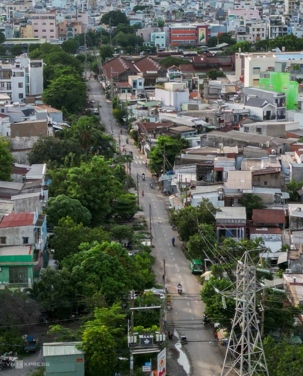 Đường Cây Sung dài khoảng 500 m, rộng hai làn xe. Một dãy nhà đã lùi vào khoảng 10 m, bàn giao mặt bằng từ nhiều năm trước.