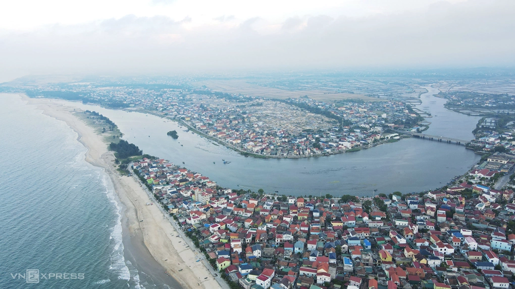 Nước trong sông Lý Hòa đổ ra biển bị cồn cát dài 1,6 km, rộng 100 m chắn ngang. Ảnh: Đắc Thành