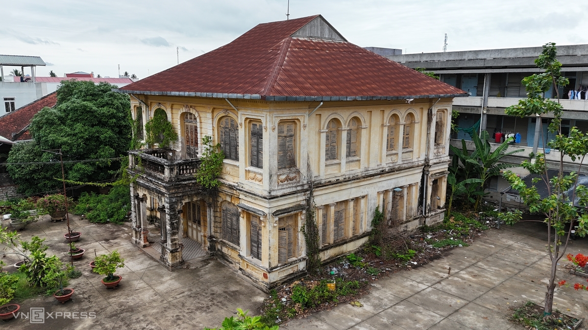 Cách đó 70 km, Đồng Tháp là một trong các địa phương có nhiều nhà cổ. Sau sáp nhập, thống kê chưa đầy đủ tỉnh hiện có 3 nhà, cụm nhà cổ là di tích cấp quốc gia, 11 di tích cấp tỉnh cùng gần 40 căn nhà cổ chưa được công nhận di tích. Nhiều căn nhà cổ do nhà nước quản lý đang bỏ hoang, xuống cấp như nhà cổ huyện Chiếu ở xã An Thạnh Thủy, nhà Huyện mẫu ở xã Cái Bè. Trong ảnh là nhà cổ Huyện mẫu được xây năm 1910. Trước đây, căn nhà từng được một số hội, đoàn thể dùng làm trụ sở, tuy nhiên từ sau sáp nhập hiện căn nhà bỏ không.