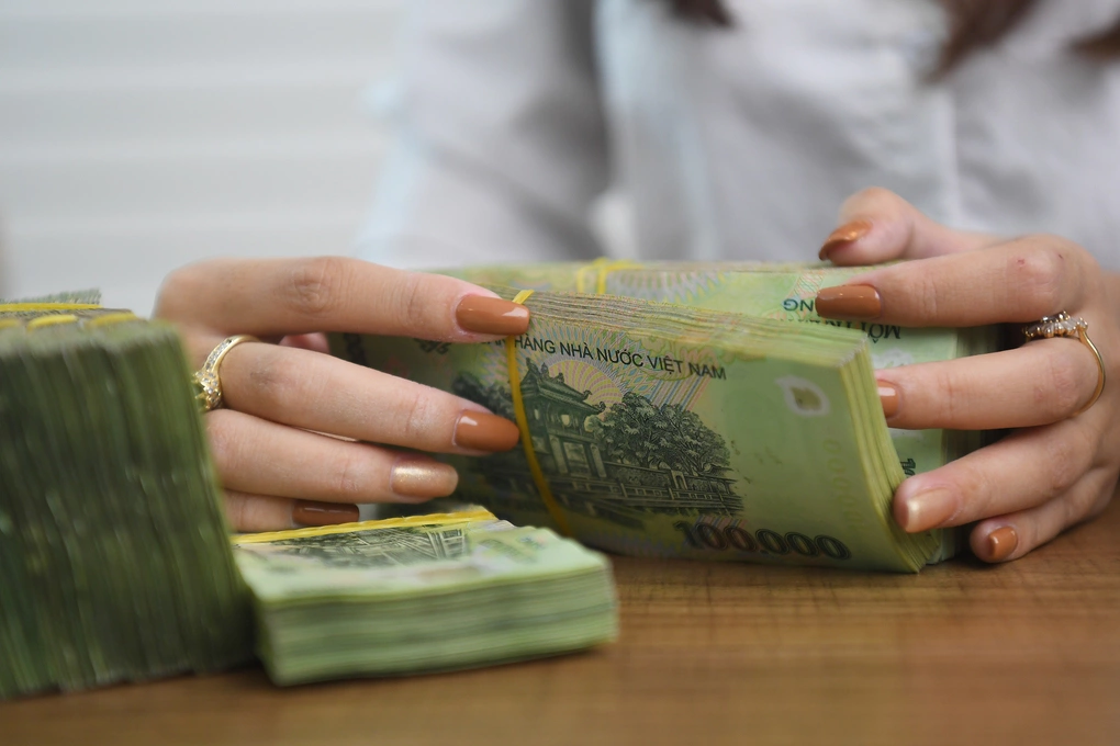 Giao dịch tiền mặt tại một ngân hàng. Ảnh: Giang Huy