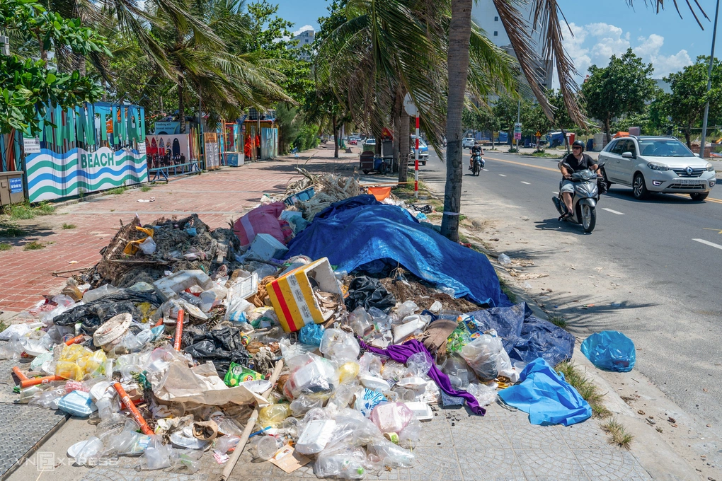 Một bãi rác trên vỉa hè đường Võ Nguyên Giáp, ven Biển Đông, Đà Nẵng, trưa 25/5. Ảnh: Nguyễn Đông