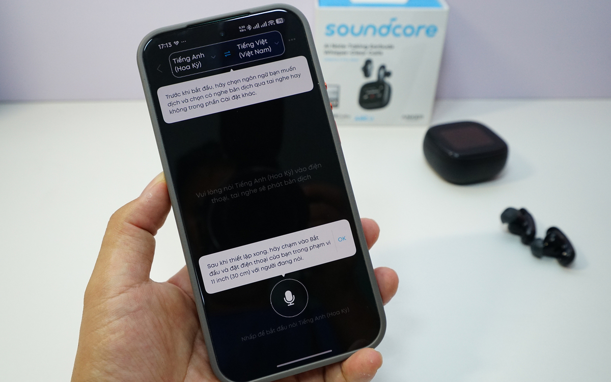Tai nghe tích hợp công cụ dịch thuật thời gian thực thông qua ứng dụng Soundcore. Khi kích hoạt chế độ dịch, hệ thống ghi nhận nội dung hội thoại, chuyển đổi thành văn bản rồi dịch sang ngôn ngữ đích, hỗ trợ nhiều ngôn ngữ, trong đó có tiếng Việt. Chức năng phù hợp những tình huống giao tiếp ngắn như du lịch, gặp gỡ đối tác nước ngoài, tham dự sự kiện hoặc trao đổi công việc cơ bản. Dù vậy, việc không hiển thị nội dung đã dịch trên màn hình hộp sạc có thể xem là điểm trừ.