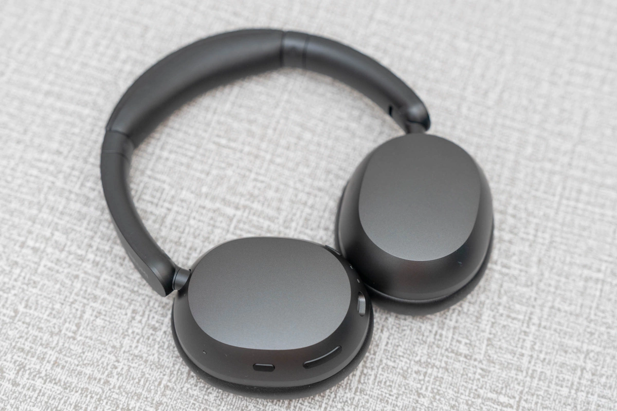 Redmi Headphones Neo có thiết kế tối giản với hai tùy chọn màu đen và trắng cát. Tai nghe chỉ nặng 263 gram, với phần băng đầu tùy chỉnh kích thước, đệm tai ôm sát vừa vặn, mang lại khả năng cách âm thụ động tốt và sự thoải mái khi đeo liên tục trong nhiều giờ. Sản phẩm đạt tiêu chuẩn chống bụi và kháng nước IP54, một điểm cộng lớn giúp người dùng an tâm khi tập luyện thể thao hoặc sử dụng dưới trời mưa nhẹ, tính năng mà nhiều mẫu over-ear cùng tầm giá thường bỏ qua. Tuy nhiên, sản phẩm không cho phép người dùng tự tháo rời và thay thế đệm tai - điểm đáng tiếc vì phần đệm tai thường sẽ bị hư sau một thời gian sử dụng.