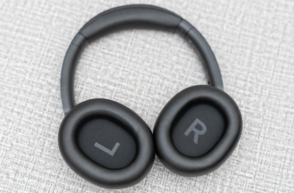 Dù ở phân khúc giá rẻ, Redmi Headphones Neo trang bị cấu hình âm thanh ấn tượng. Sản phẩm có driver 40 mm sử dụng màng loa phủ titanium. Tai nghe mang lại chất âm cân bằng, dải bass đủ mạnh, âm treble và mid vẫn giữ độ chi tiết và sắc nét, phù hợp với nhiều dòng nhạc khác nhau thay vì thiên về bass và hướng đến nhạc trẻ, EDM như Sony và JBL.