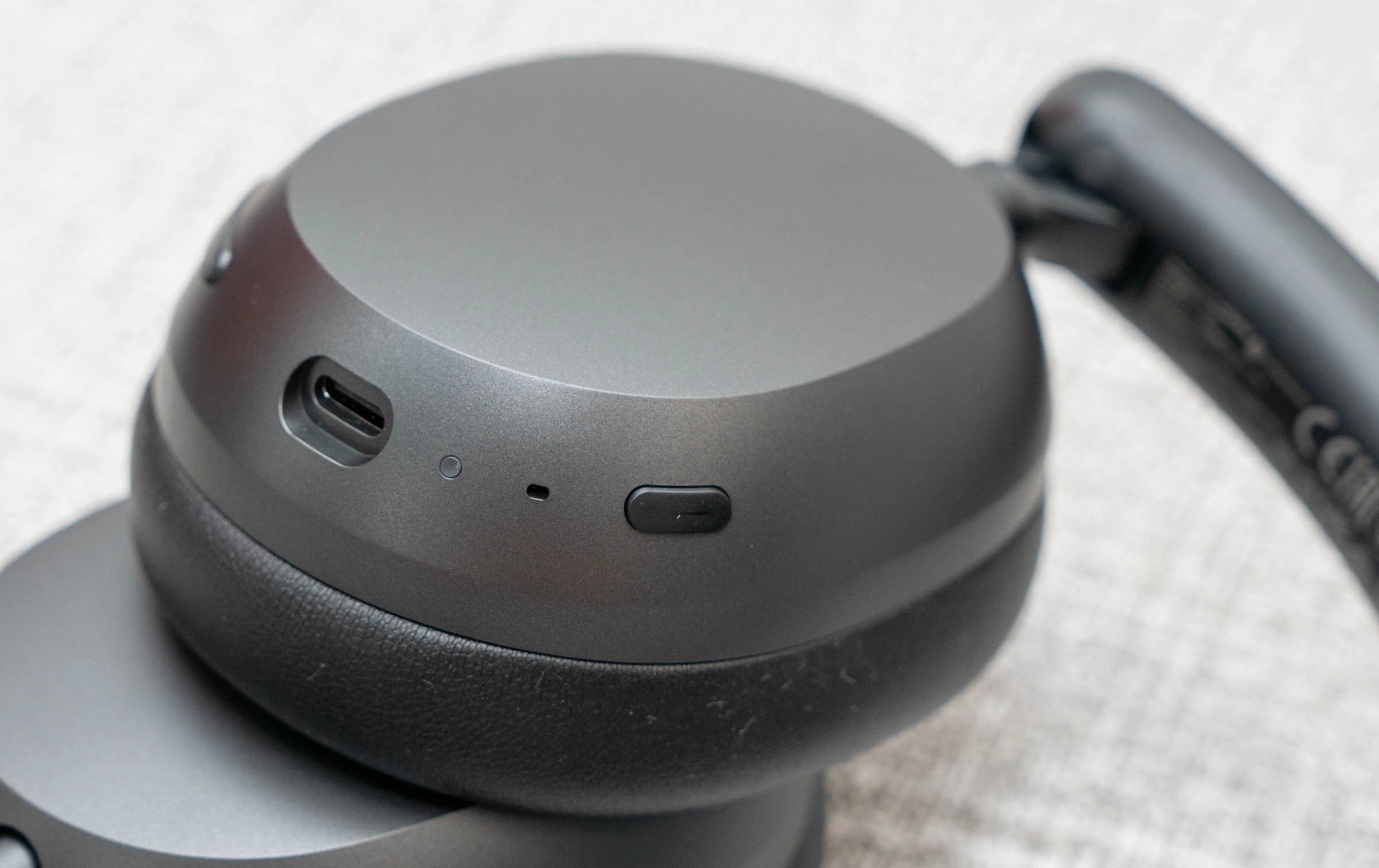 Xiaomi bố trí tất cả nút bấm và cổng sạc vào tai nghe bên phải. Do ở phân khúc giá rẻ, model này không có cổng 3,5 mm và người dùng có thể kết nối với thiết bị di động qua cáp USB-C. Điểm đáng giá là model đạt chứng nhận âm thanh chất lượng cao Hi-Res Audio. Ở chế độ cắm dây, dải tần đáp ứng mở rộng từ 20 Hz đến 40 kHz cho độ trễ cực thấp và âm thanh chi tiết cao. Khi sử dụng chế độ không dây Bluetooth, dải tần hoạt động ổn định ở mức 20 Hz - 20 kHz. Tai nghe hỗ trợ kết nối Bluetooth 5.4 cho tốc độ nhanh và độ ổn định tốt hơn các đối thủ cùng tầm. Sản phẩm còn hỗ trợ Google Fast Pair kết nối linh hoạt và chuyển đổi mượt mà giữa hai thiết bị cùng lúc, cho phép vừa nghe nhạc laptop vừa nhận cuộc gọi từ điện thoại, hay ngược lại.