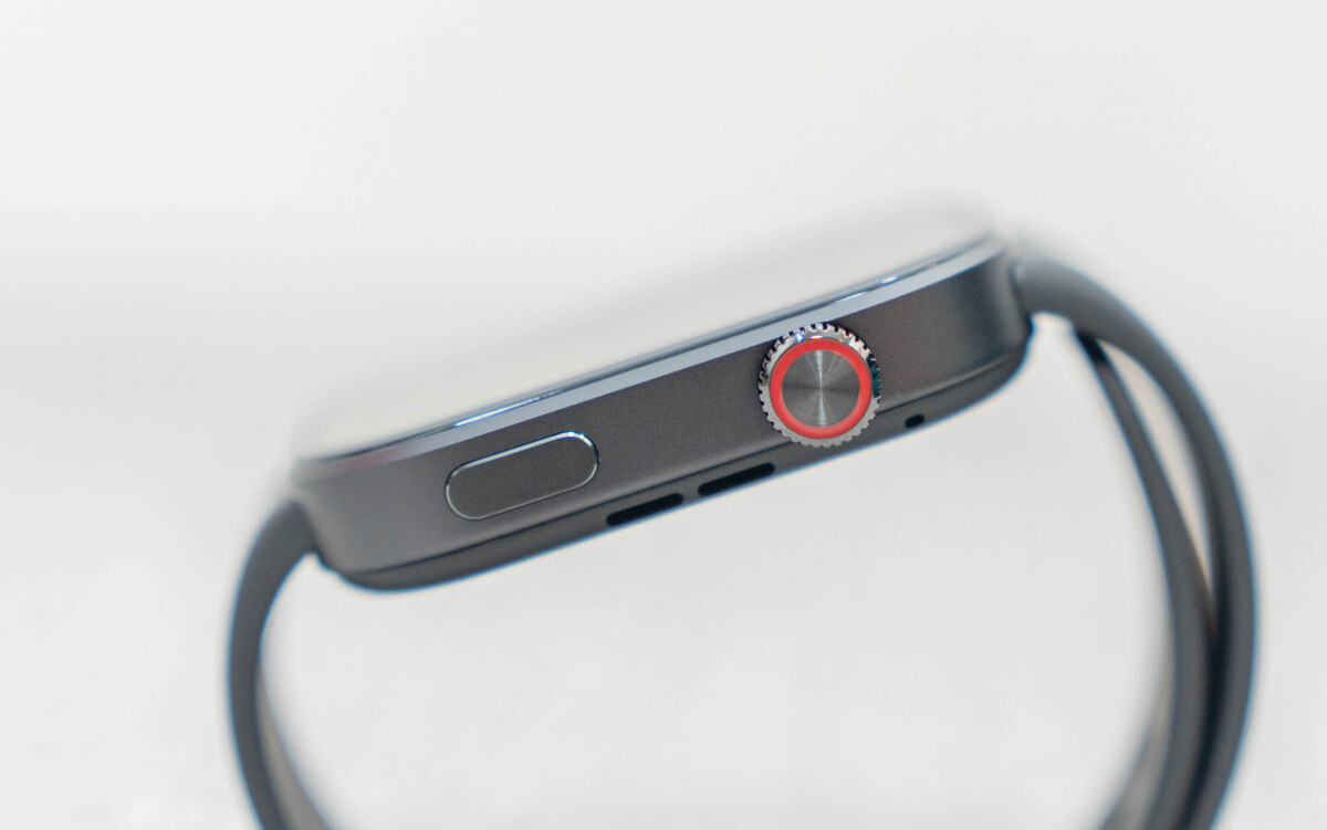 Redmi Watch 6 vẫn sử dụng kiểu dáng quen thuộc trên smartwatch hiện nay với mặt đồng hồ vuông bo tròn các góc. Khung viền làm phẳng thay vì bo cong nhẹ như trước. Vỏ máy hoàn thiện mờ, cho cảm giác cứng cáp và ít bám vân tay hơn dạng viền bóng. Xiaomi trang bị thêm nút truy cập nhanh bên cạnh núm xoay, người dùng có thể gán thao tác cho nút này để truy cập vào bảng điều khiển, chuyển chế độ hay tập luyện. Thiết kế nút bấm mới tương tự cách Apple trang bị cho smartwatch của mình.