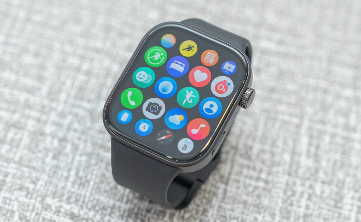 Redmi Watch 6 chạy HyperOS 3 được Xiaomi tối ưu riêng cho thiết bị đeo. Giao diện của thiết bị đơn giản, với tùy chọn bố trí tính năng dạng lưới hoặc danh sách trực quan, dễ làm quen và sử dụng. Tuy nhiên, do ở phân khúc phổ thông, sản phẩm bị hạn chế tính năng và chưa có nhiều ứng dụng như WearOS của Google. Các ứng dụng tin nhắn như Zalo, Messenger vẫn có thể nhận tin nhắn nhưng chưa có khả năng trả lời nhanh. Người dùng có thể nhận cuộc gọi từ điện thoại, nhưng âm lượng loa chỉ đủ để sử dụng tốt ở môi trường ít tiếng ồn.