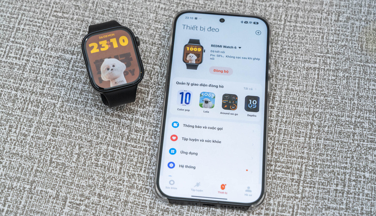 Redmi Watch 6 có pin 550 mAh, được Xiaomi khẳng định cho thời gian sử dụng đến 24 ngày ở chế độ cơ bản, 12 ngày ở chế độ thông thường và 7 ngày khi bật AOD. Trải nghiệm thực tế khi sử dụng đồng hồ để theo dõi sức khỏe liên tục, nhận thông báo và tập luyện cơ bản một tiếng mỗi ngày mà không bật AOD, thời lượng pin có thể kéo dài 10-14 ngày. Đây cũng là ưu điểm của smartwatch không dùng WearOS, khi người dùng không phải quan tâm nhiều về pin hay phải sạc mỗi ngày.