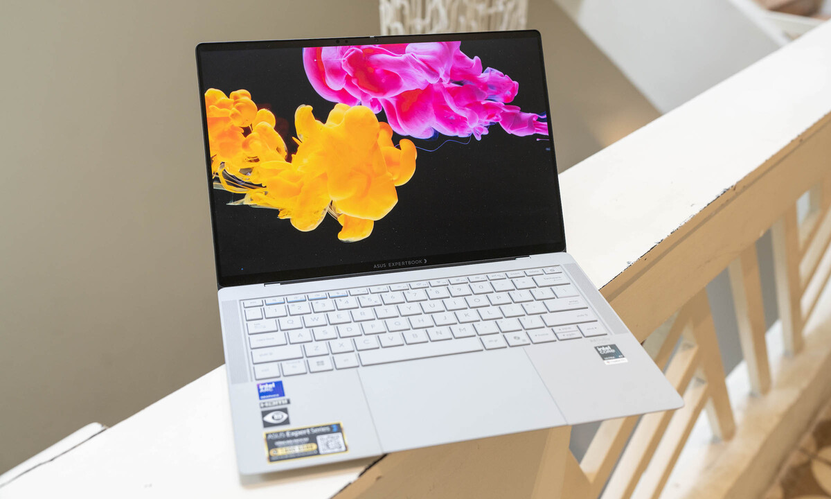 Màn hình sử dụng tấm nền cảm ứng Tandem OLED hai lớp, kích thước 14 inch độ phân giải 3K, kính cường lực Corning Gorilla Glass Victus kết hợp lớp phủ Gorilla Matte chống phản chiếu. Asus cho biết Tandem OLED giúp giảm mức tiêu thụ điện năng tới 40% so với OLED truyền thống, kéo dài tuổi thọ sử dụng, đồng thời giúp đạt độ sáng HDR tối đa 1.400 nit - gấp ba lần so với OLED tiêu chuẩn thường chỉ 500 nit. Trải nghiệm thực tế, màn hình cho góc nhìn rộng, màu đen gần như tuyệt đối và dễ sử dụng ngoài trời, không bị hiện tượng phản chiếu.