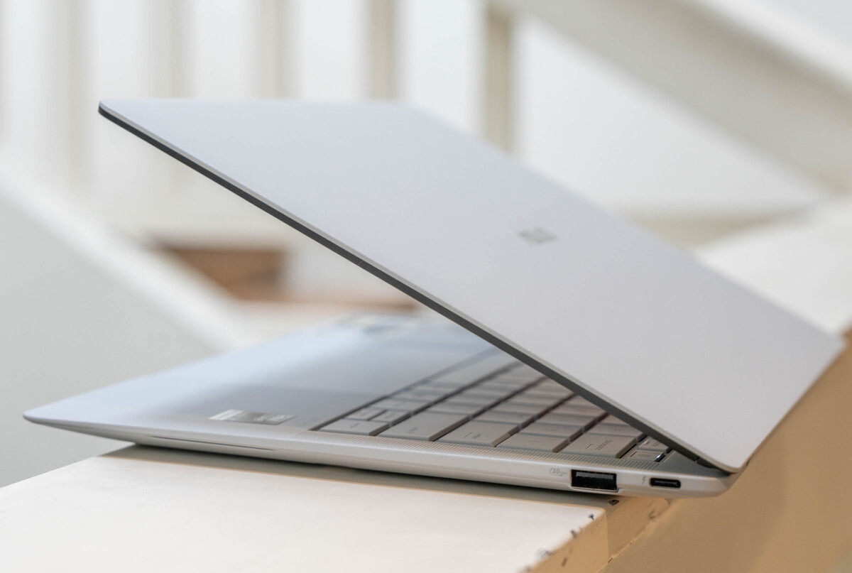Là sản phẩm hướng đến doanh nghiệp, Asus nâng cấp khả năng bảo mật của sản phẩm với công nghệ ExpertGuardian, đạt tiêu chuẩn NIST SP 800-193 của chính phủ Mỹ. Máy trang bị chip Dual BIOS tự động khôi phục khi bị tấn công BIOS và tích hợp mật mã hậu lượng tử (PQC) ở lớp chương trình cơ sở, cho khả năng bảo mật được đánh giá tốt hơn Apple Secure Enclave trên MacBook và ThinkShield của ThinkPad X1, vốn là những công nghệ bảo mật thuộc hàng tốt nhất hiện tại.