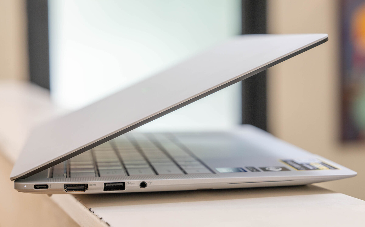 Trong khi đa số laptop siêu mỏng hiện nay như Dell XPS hay MacBook đều giảm cổng kết nối truyền thống, Asus trang bị cho máy hai cổng USB-A, một HDMI, hai cổng Thunderbolt 4, jack âm thanh 3.5 mm. Sản phẩm hỗ trợ Wi-Fi 7, Bluetooth 6.0, sử dụng pin 70 Wh, được Asus khẳng định có thể cho thời lượng sử dụng tối đa 26 tiếng.