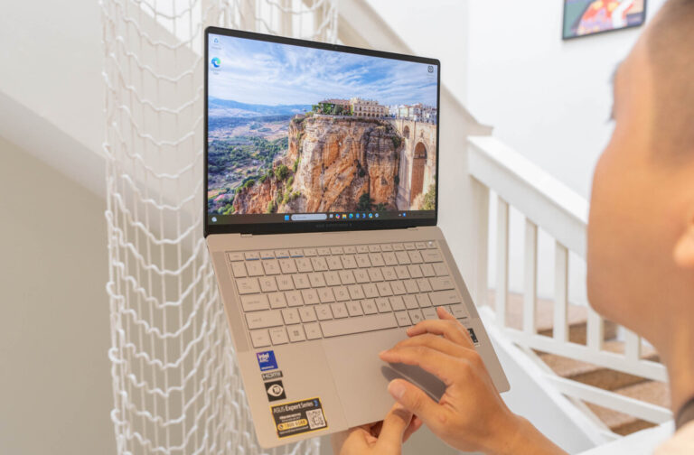 ExpertBook Ultra – laptop siêu bền giá từ 68 triệu đồng